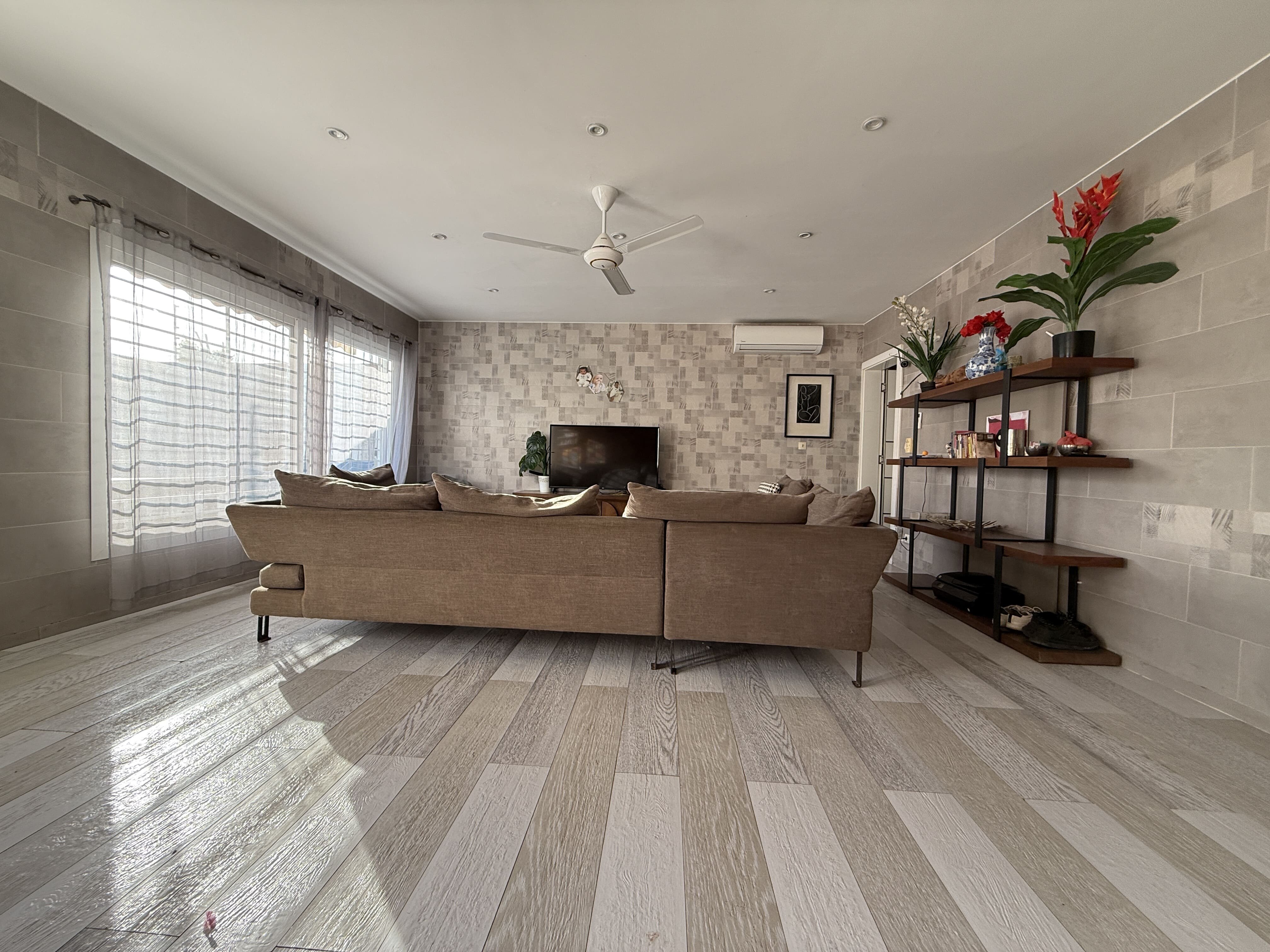 villa contemporaine à vendre à Saly dans une zone résidentielle prisée .