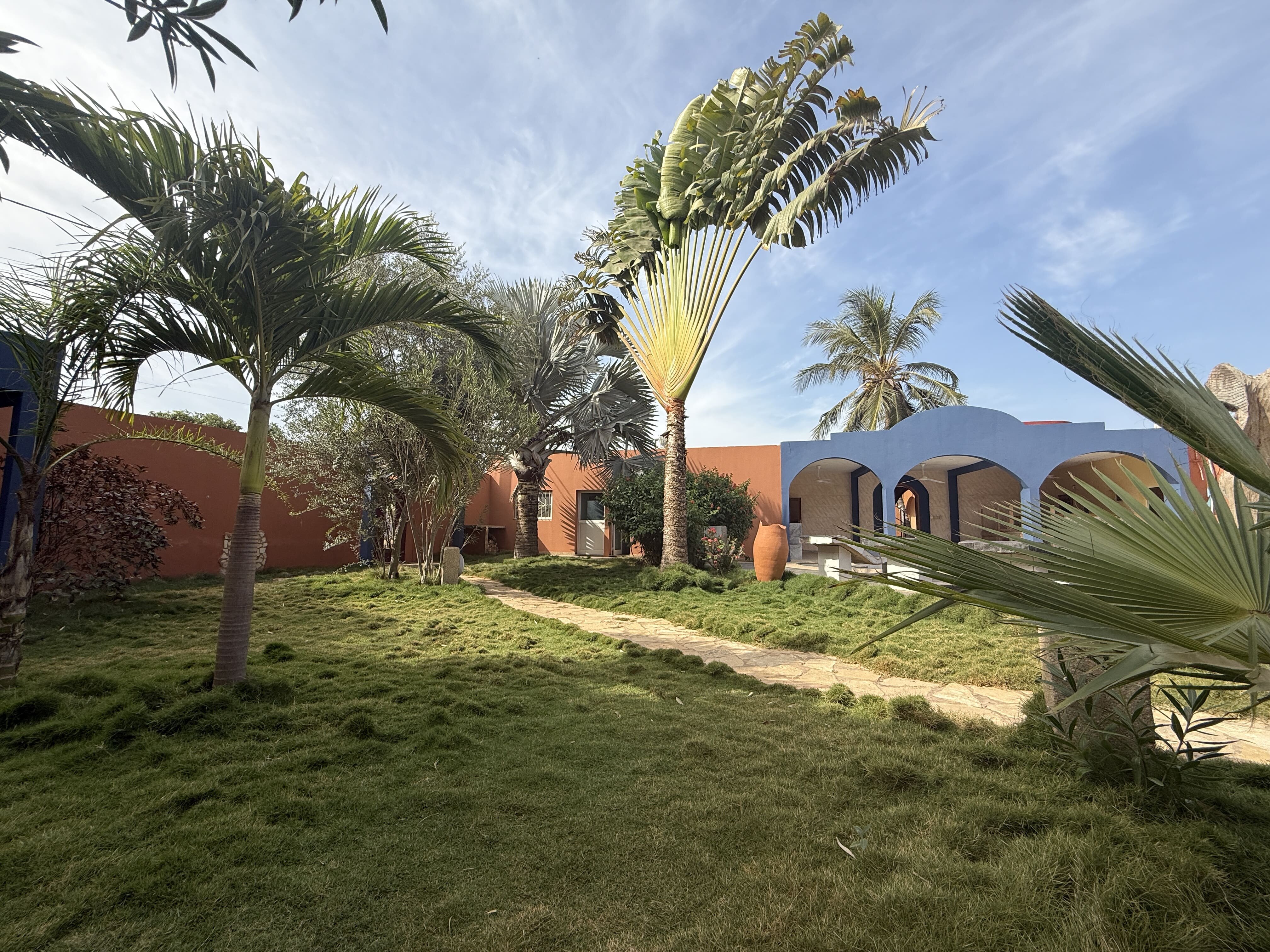 À VENDRE À SALY, UNE PROPRIÉTÉ TOURISTIQUE DE STYLE RIAD : UN INVESTISSEMENT AVEC DU POTENTIEL DANS L'HÉBERGEMENT ET LA RESTAURATION !