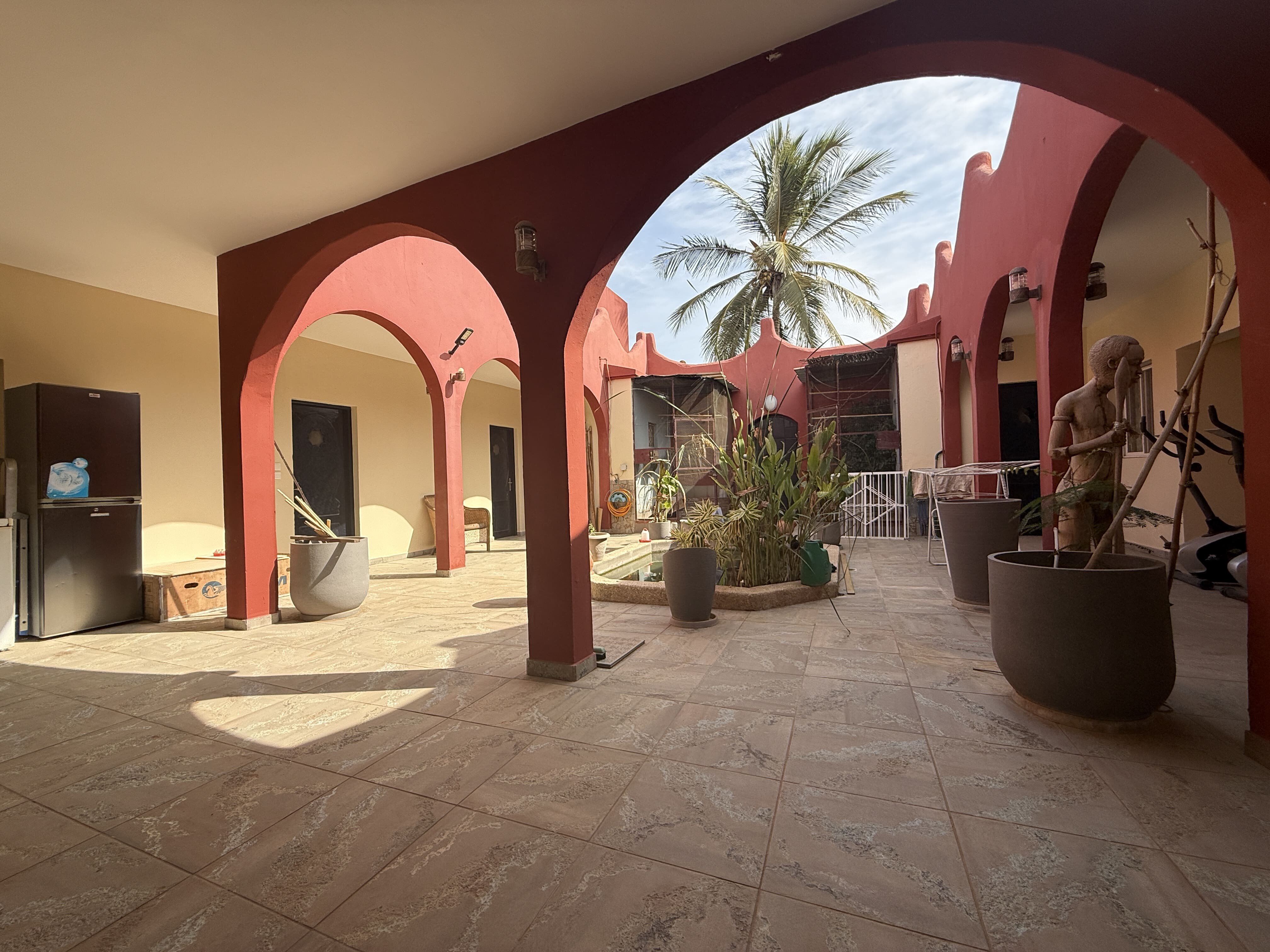 à vendre ,à Saly , une villa style riad quasi autonome au solaire : un bien atypique sur un terrain de 600m2 !